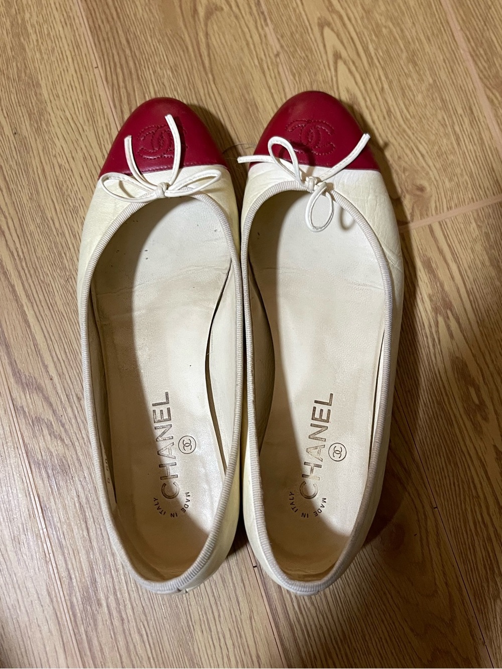 CHANEL Cream Leather Ballet Flats with Red Cap Toe - Picture 2 of 8